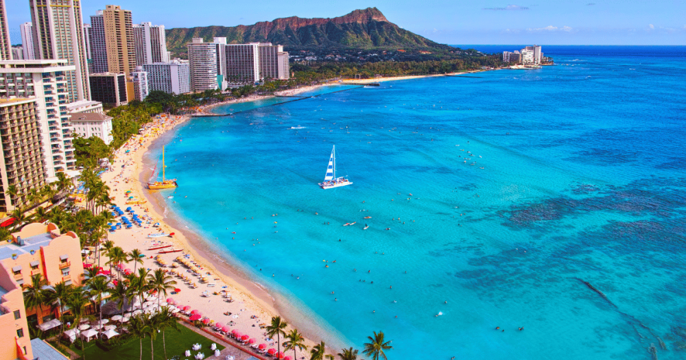 Waikiki Strand mit Diamond Head im Hintergrund